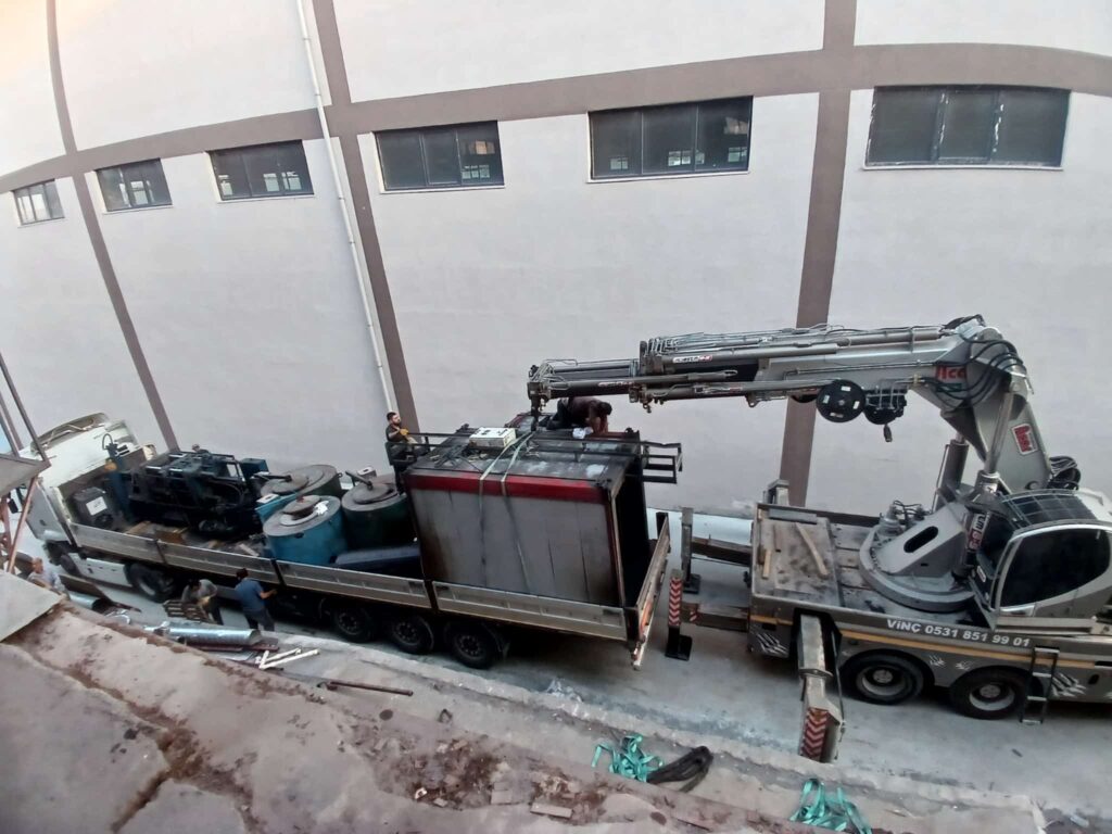 Fabrika ağır yük operasyonu