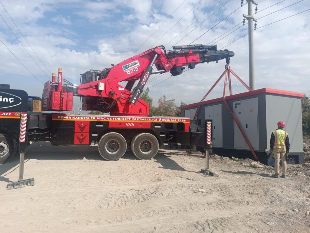 Ağır ekipman vinç operasyonu