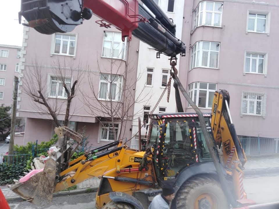 Ağır makine çıkarma operasyonu