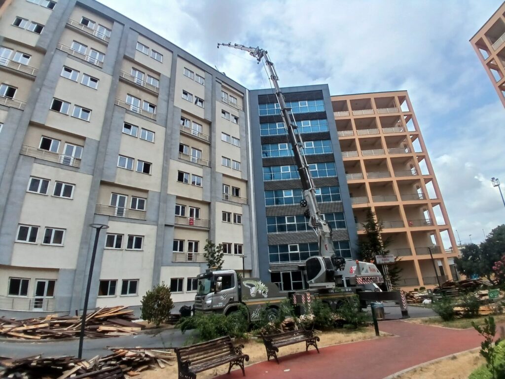 İnşaat sahası vinç çalışması