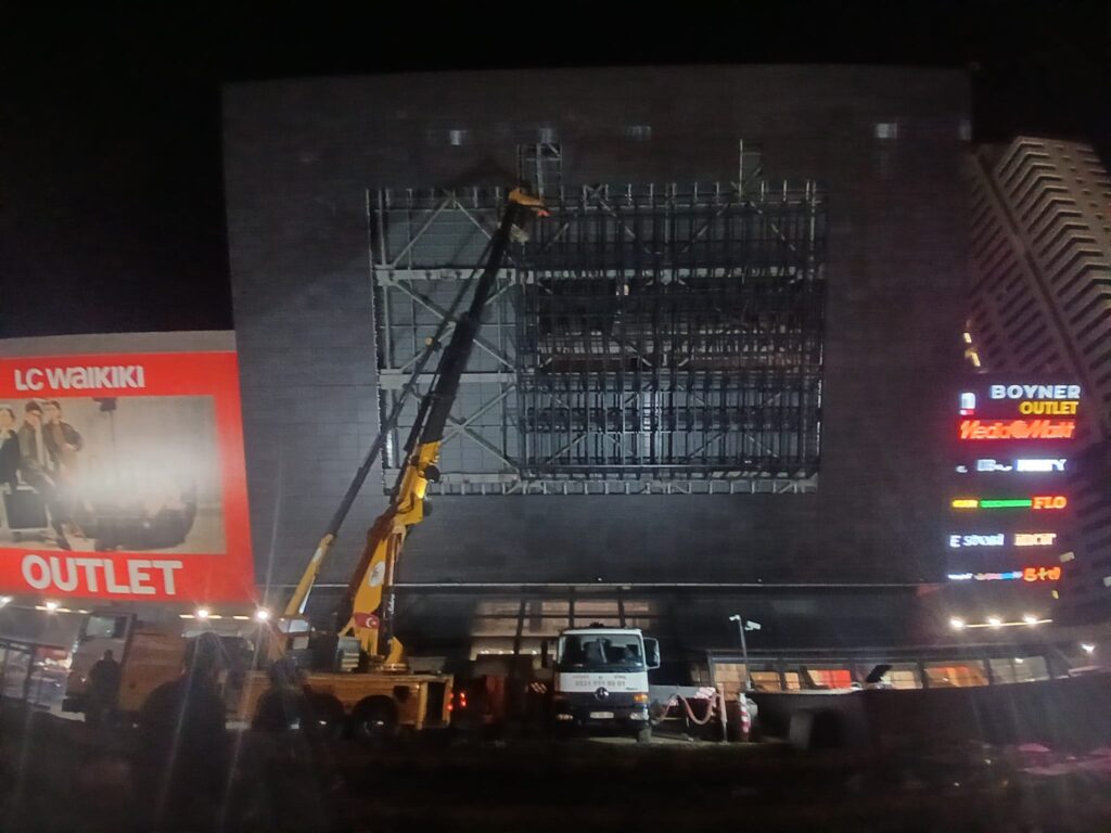 İnşaat projesi vinç operasyonu